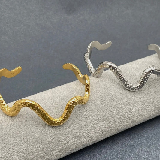 Wavy Snake Bangle Gold